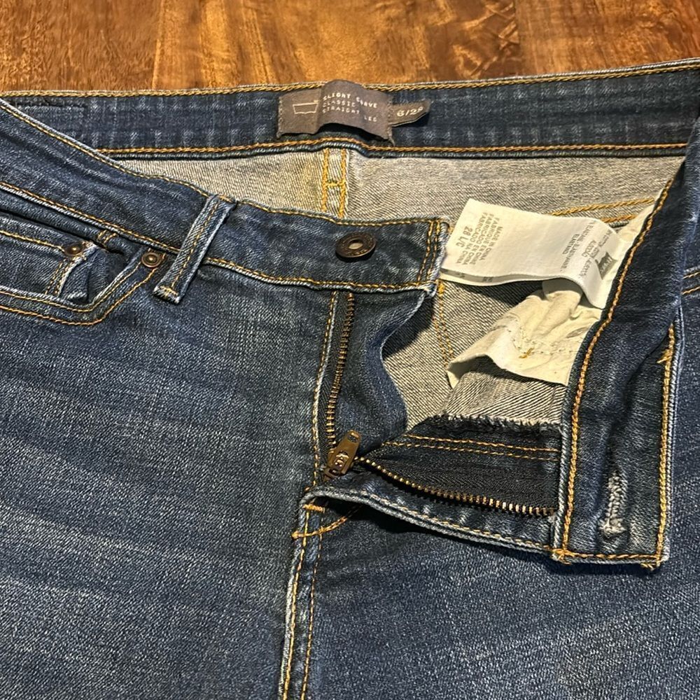 LEVI'S Slight Curve Classic Straight Leg jeans size 6